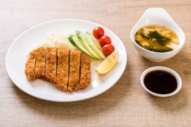 Japon derin kızarmış domuz pirzola (tonkatsu kümesi)
