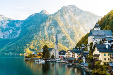 Avusturya Alpleri'nde Hallstatter gölde Hallstatt Köyü