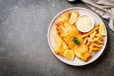 Kızartmalı balık ve patates kızartması.