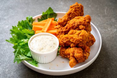 Kızarmış baharatlı tavuk kanadı