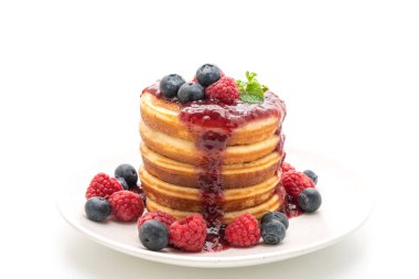 Taze ahududu ve yaban mersini ile gözleme