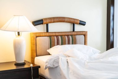 Yatakta yastık rumple 