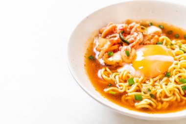 Kimchi ve yumurta ile Kore anlık erişte