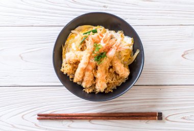 kızarmış karides tempura üzerinde pirinç kase tepesinde