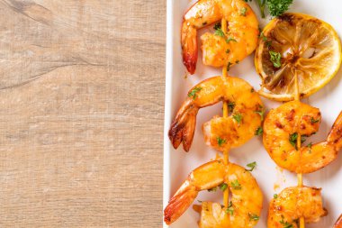 Limonlu ızgara kaplan karides şiş