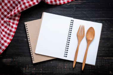 metin Not kopya sapce ile ahşap yüzeyde için boş defter