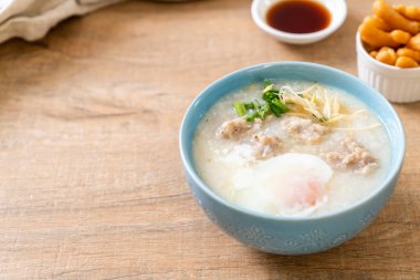 kase kıyılmış domuz eti ile pirinç çorbası 