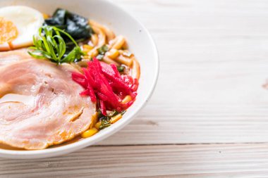 Baharatlı miso udon ramen noodle domuz eti ile