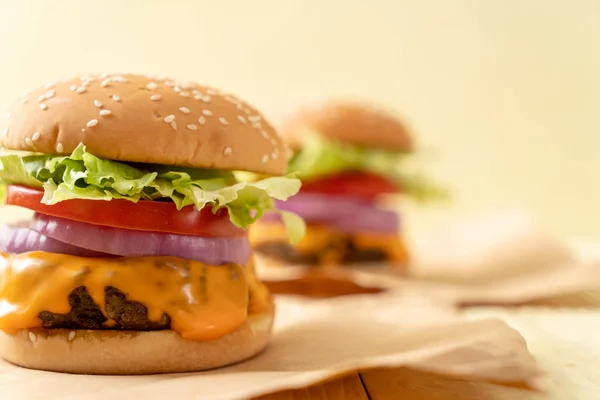 Hambúrguer de carne fresca saborosa com queijo e batatas fritas — Fotografia de Stock