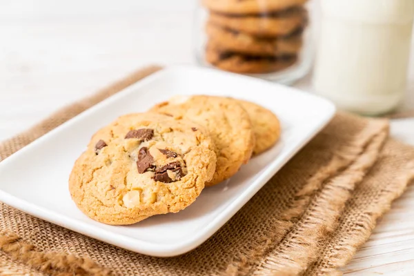 Biscoitos com chips de chocolate — Fotografia de Stock