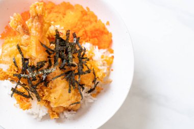 karides tempura pirinç kase karides yumurta ve deniz yosunu ile