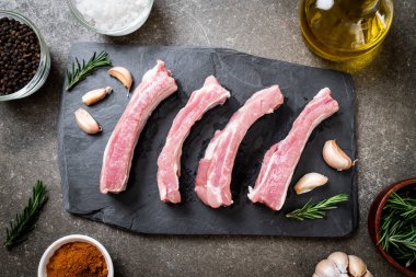 Taze Çiğ domuz kaburga malzemelerle