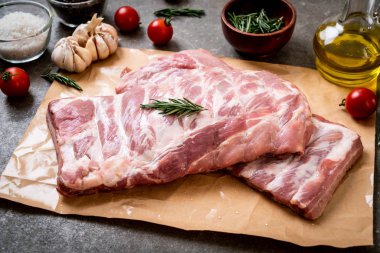 Taze çiğ domuz kaburgası. 