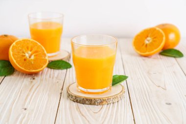 Ahşap arka plan üzerinde taze portakal suyu