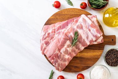 Taze çiğ domuz kaburgası. 