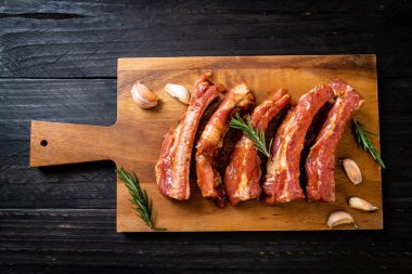 Taze Çiğ domuz kaburga malzemelerle kavurma için hazır