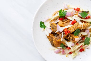 gevrek gurami balığı ile baharatlı salata