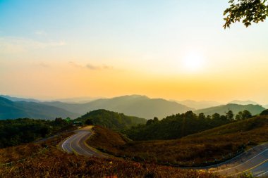 Katman dağ ve yol ile güzel günbatımı gökyüzü