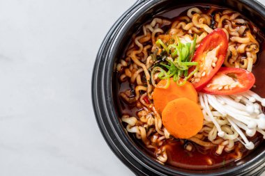 siyah kase Kore anlık erişte