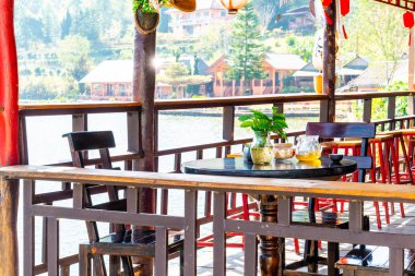 masa ve sandalye balkon