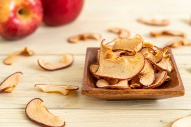Ev yapımı kurutulmuş organik elma dilimli