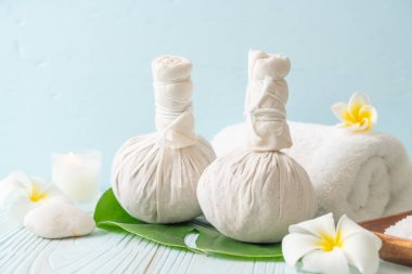 Spa bitkisel top mum ve orkide ile sıkıştırma