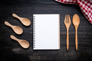 metin Not kopya sapce ile ahşap yüzeyde için boş defter