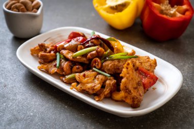 Cevizli kızarmış tavuk. 