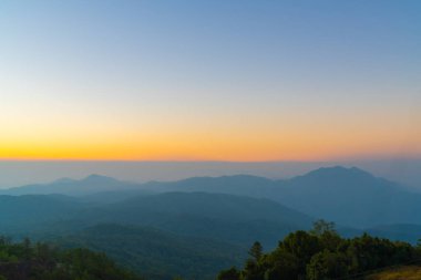 güzel katman dağ alacakaranlık gündoğumu gökyüzü ile