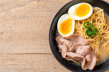 domuz eti ve yumurta ile TONKOTSU ramen erişte