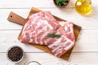 Taze çiğ domuz kaburgası. 