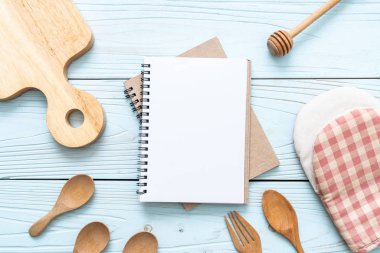 metin Not kopya sapce ile ahşap yüzeyde için boş defter