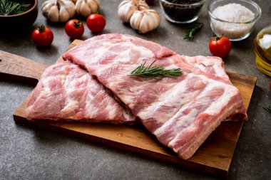 Taze çiğ domuz kaburgası. 