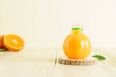 Ahşap arka plan üzerinde taze portakal suyu