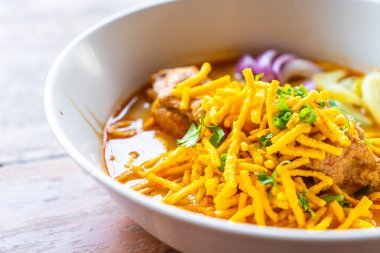 Tayland Kuzey tarzı Curried tavuk şehriye çorbası 