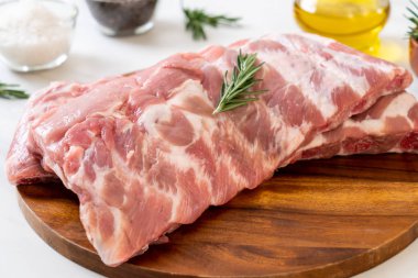 Taze çiğ domuz kaburgası. 