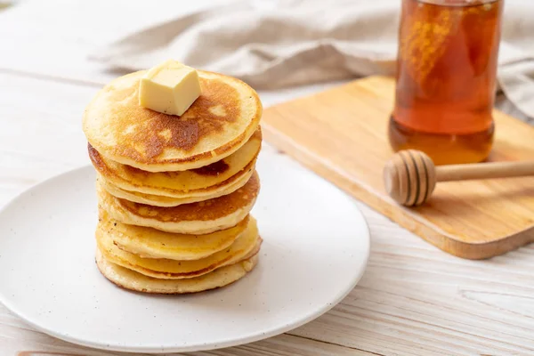 Pancakes with butter and honey — Stock Photo, Image