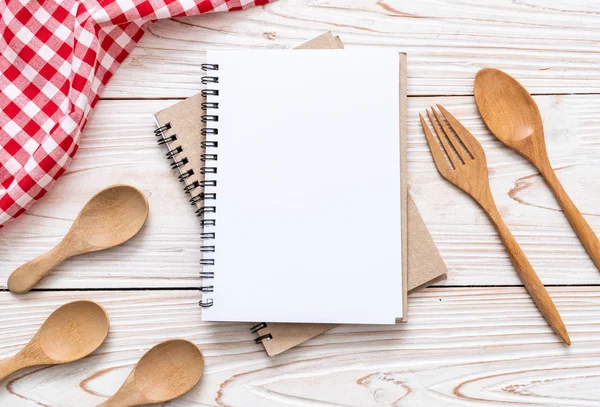 Libreta en blanco para nota de texto en superficie de madera con sapce de copia —  Fotos de Stock