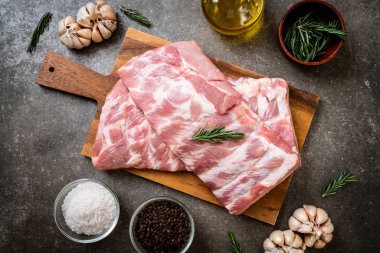 Taze çiğ domuz kaburgası. 