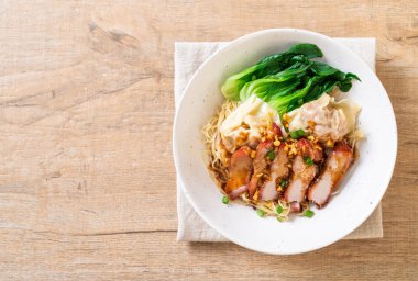 yumurta noodle ile kırmızı kavrulmuş domuz etli mantı