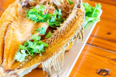 Balık sosu ile tepesinde kızarmış snapper