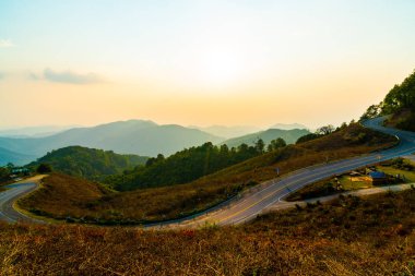 Katman dağ ve yol ile güzel günbatımı gökyüzü