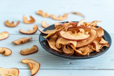 Ev yapımı kurutulmuş organik elma dilimli