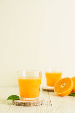 Ahşap arka plan üzerinde taze portakal suyu