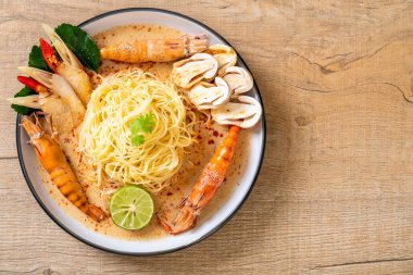 Baharatlı karides spagetti makarna (Tom Yum Goong)