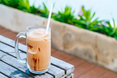 çikolatalı milkshake bardak