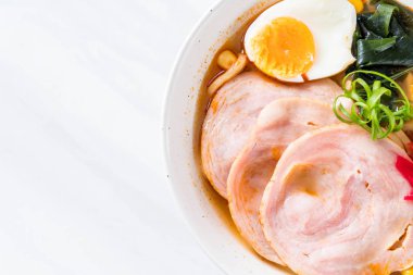 Baharatlı miso udon ramen noodle domuz eti ile