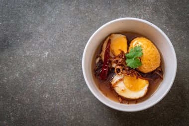 Haşlanmış yumurta demirhindi soslu kızarmış