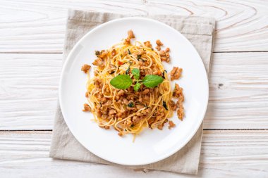 Kıyılmış domuz eti ve fesleğen ile tavada kızartılmış spagetti