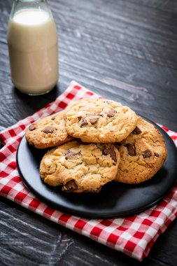 Çikolata parçacıklı kurabiye.